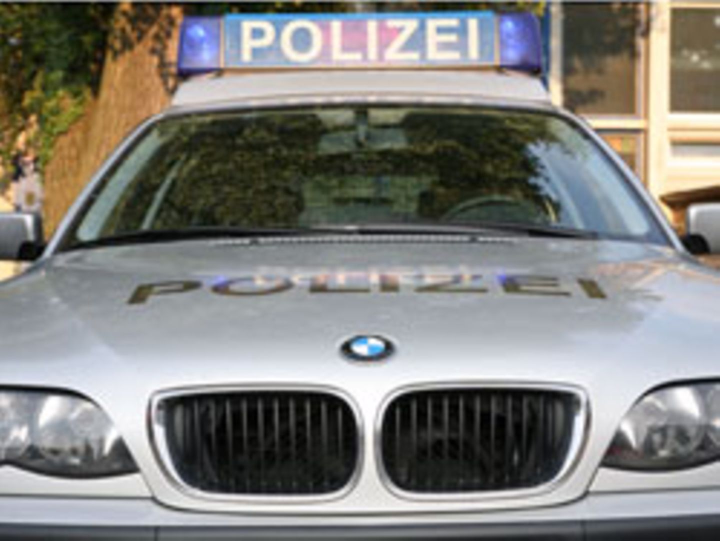Ein silbernes Fahrzeug mit dem Schriftzug "Polizei": So ähnlich soll der Wagen der angeblichen Polizisten ausgesehen haben