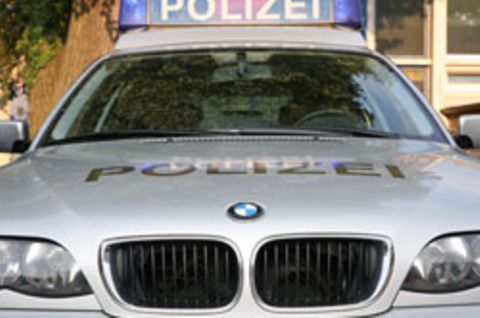 Ein silbernes Fahrzeug mit dem Schriftzug "Polizei": So ähnlich soll der Wagen der angeblichen Polizisten ausgesehen haben