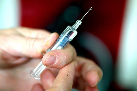 Mit der Kanüle tief ins Rückgrat: Vorsicht - das kann Sie lähmen!