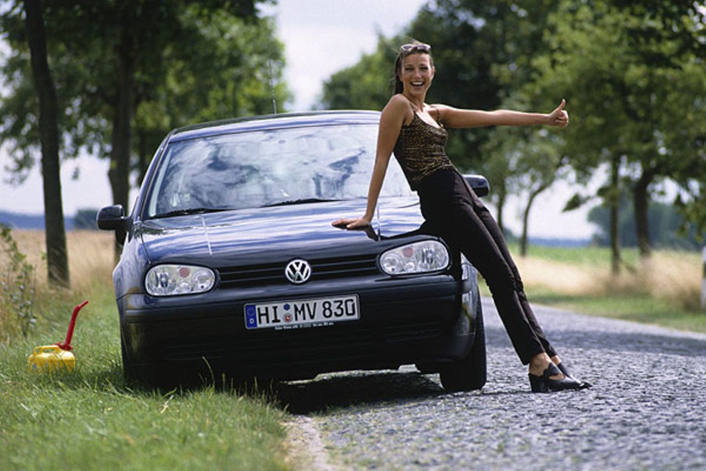 Hohe Preise: Spritsparen will jeder, seit Autofahren teurer wird. Ein Ende der Preisexplosion ist nicht in Sicht. Auf den Weltmärkten explodiert der Preis für Rohöl. Steuern jeder Art werden angehoben. Die Kosten für Innenstadtplaketten, Parkausweise und ähnliche Verwaltungsakte fallen an, und nicht zuletzt werden auch die Neuwagen nicht billiger. Da kann es eng im Portemonnaie werden, und das merkt man besonders an der Tankstelle. Wer den Schmerz an der Säule kennt, dem kommt die Idee, Sprit zu sparen, besonders verlockend vor. Vor allem weil man glaubt, dass das Unternehmen "Minderverbrauch" sofort und scheinbar mühelos beginnen kann. Da gibt es gute, praktikable Tipps, die wirklich etwas bringen, aber es kursiert auch jede Menge Unfug. stern.de verrät zunächst, womit sie es nicht probieren sollten Spritsparen will jeder, seit Autofahren teurer wird. Da kann es eng im Portemonnaie werden, und das merkt man besonders an der Tankstelle. Wer den Schmerz an der Säule kennt, dem kommt die Idee, Sprit zu sparen, besonders verlockend vor. Vor allem weil man glaubt, dass das Unternehmen "Minderverbrauch" sofort und scheinbar mühelos beginnen kann. Da gibt es gute, praktikable Tipps, die wirklich etwas bringen, aber es kursiert auch jede Menge Unfug. stern.de verrät zunächst, womit sie es nicht probieren sollten