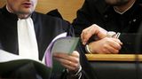 "Anwalt des Vertrauens" - offensichtlich können sich nicht alle Verteidiger guten Gewissens so nennen. Nur 45 Prozent der Europäer vertrauen Rechtsanwälten, die mit diesem Wert Platz 13 belegen.
