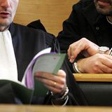 "Anwalt des Vertrauens" - offensichtlich können sich nicht alle Verteidiger guten Gewissens so nennen. Nur 45 Prozent der Europäer vertrauen Rechtsanwälten, die mit diesem Wert Platz 13 belegen.