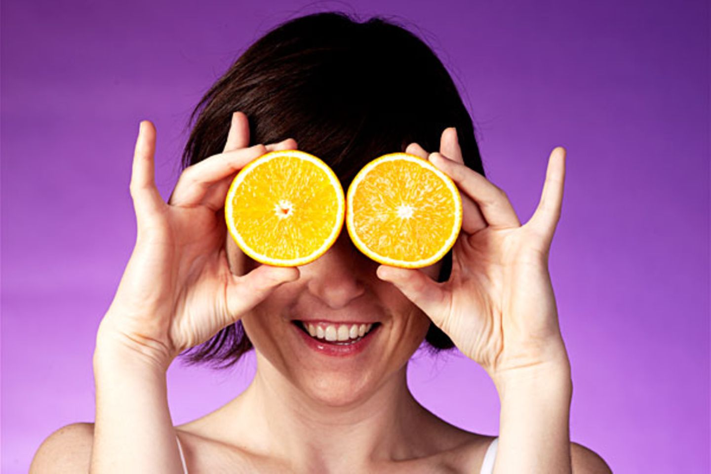 Auch wenn Orangen auf der Capri-Sonnen-Packung es suggerieren, mit frisch gepressten Saft hat das Getränk wenig zu tun. Laut Foodwatch beträgt der Fruchtanteil zwölf Prozent, wobei etwas mehr als die Hälfte davon Orangensaft sei. Der sei wiederum mit Wasser, Zucker und Aromen aufgefüllt worden