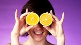 Auch wenn Orangen auf der Capri-Sonnen-Packung es suggerieren, mit frisch gepressten Saft hat das Getränk wenig zu tun. Laut Foodwatch beträgt der Fruchtanteil zwölf Prozent, wobei etwas mehr als die Hälfte davon Orangensaft sei. Der sei wiederum mit Wasser, Zucker und Aromen aufgefüllt worden