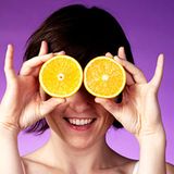 Auch wenn Orangen auf der Capri-Sonnen-Packung es suggerieren, mit frisch gepressten Saft hat das Getränk wenig zu tun. Laut Foodwatch beträgt der Fruchtanteil zwölf Prozent, wobei etwas mehr als die Hälfte davon Orangensaft sei. Der sei wiederum mit Wasser, Zucker und Aromen aufgefüllt worden