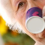 "Das ist ein genialer Werbetrick der Krankenkassen", witzelt Philipp G. aus Neubrandenburg. "Mit gutem Wort und besserer Tat werden ausnahmslos alle Werbungen heißer Getränke mit Tassen gezeigt. Die Kassen sparen so Millionen!", meint er, da "unvernünftige Menschen ansonsten wegen regelmäßiger Verbrennungen zweiten Grades durch dickköpfiges Nutzen henkelloser Gläser" beim Arzt landen würden