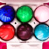 Der älteste Aprilscherz in einer Zeitung wurde 1774 in Deutschland veröffentlicht. Statt Ostereier bunt anzumalen, könne man auch gleich Hühner in allen möglichen Farben züchten. Man brauche nur die Umgebung der Hühner in der jeweils gewünschten Farbe anzustreichen, dann würde sich das Federvieh entsprechend anpassen, hieß es