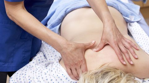 Mit den Händen spürt der Osteopath Blockaden auf und versucht sie zu lösen