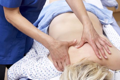 Mit den Händen spürt der Osteopath Blockaden auf und versucht sie zu lösen