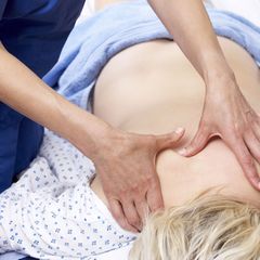 Mit den Händen spürt der Osteopath Blockaden auf und versucht sie zu lösen