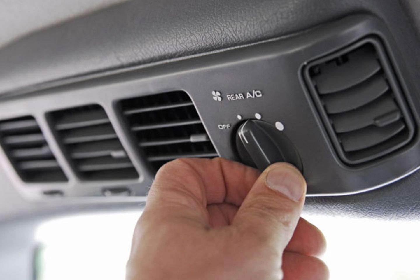 Hohe Preise: Klimaanlage aus! Die Klimaanlage verbraucht Leistung und Benzin. Die modernen Systeme von Neuwagen deutlich weniger als die Anlagen in älteren Modellen – aber am Mehrverbrauch ist nicht zu rütteln. Am stärksten schlägt das zu Buche, wenn ein in der Sonne aufgeheiztes Fahrzeug nur für kurze Strecken bewegt wird. Aber sollte man auf den Dienst der Anlage verzichten? Zunächst sollte sich der Besitzer vor Augen halten, dass er sie ja für gutes Geld gekauft hat. Eine Entscheidung, die ökonomisch unsinnig wird, wenn man deren Mehrgewicht durch die Straßen kutschiert, aber sich weigert, sie zu nutzen. Der Mehrverbrauch lässt sich so illustrieren: Steht ein Wagen im Stau in der prallen Sonne, beträgt der Mehrverbrauch pro Stunde etwa 0,34 Liter. Dafür sitzt man verhältnismäßig kühl. Will man diesen Wert einsparen, befindet man sich schnell in einem über sechzig Grad heißen Gehäuse. Die Ersparnis ist also mit einem erheblichen Unwohlsein verbunden, bei Kindern und älteren Personen können sogar ernsthafte gesundheitliche Beeinträchtigungen auftreten. Fährt der Wagen, wird die abgeschaltete Klimaanlage meist durch geöffnete Fenster kompensiert. Außerhalb geschlossener Ortschaften führen die Luftverwirbelungen dann zu einem Mehrverbrauch, der die Ersparnis schnell halbiert. Fazit: Ein Tipp für spartanische Naturen; das begrenzte Einsparvolumen bedeutet einen deutlichen Mangel an Komfort. Klimaanlage aus! Die Klimaanlage verbraucht Leistung und Benzin. Die modernen Systeme von Neuwagen deutlich weniger als die Anlagen in älteren Modellen – aber am Mehrverbrauch ist nicht zu rütteln. Am stärksten schlägt das zu Buche, wenn ein in der Sonne aufgeheiztes Fahrzeug nur für kurze Strecken bewegt wird. Aber sollte man auf den Dienst der Anlage verzichten? Zunächst sollte sich der Besitzer vor Augen halten, dass er sie ja für gutes Geld gekauft hat. Eine Entscheidung, die ökonomisch unsinnig wird, wenn man deren Mehrgewicht durch die Straßen kutschiert, aber sich weigert, sie zu nutzen. Der Mehrverbrauch lässt sich so illustrieren: Steht ein Wagen im Stau in der prallen Sonne, beträgt der Mehrverbrauch pro Stunde etwa 0,34 Liter. Dafür sitzt man verhältnismäßig kühl. Will man diesen Wert einsparen, befindet man sich schnell in einem über sechzig Grad heißen Gehäuse. Die Ersparnis ist also mit einem erheblichen Unwohlsein verbunden, bei Kindern und älteren Personen können sogar ernsthafte gesundheitliche Beeinträchtigungen auftreten. Fährt der Wagen, wird die abgeschaltete Klimaanlage meist durch geöffnete Fenster kompensiert. Außerhalb geschlossener Ortschaften führen die Luftverwirbelungen dann zu einem Mehrverbrauch, der die Ersparnis schnell halbiert. Fazit: Ein Tipp nur für spartanische Naturen; das begrenzte Einsparvolumen wird mit einem deutlichen Mangel an Komfort erkauft
