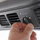 Klimaanlage aus!     Die Klimaanlage verbraucht Leistung und Benzin. Die modernen Systeme von Neuwagen deutlich weniger als die Anlagen in älteren Modellen – aber am Mehrverbrauch ist nicht zu rütteln.   Am stärksten schlägt das zu Buche, wenn ein in der Sonne aufgeheiztes Fahrzeug nur für kurze Strecken bewegt wird. Aber sollte man auf den Dienst der Anlage verzichten? Zunächst sollte sich der Besitzer vor Augen halten, dass er sie ja für gutes Geld gekauft hat. Eine Entscheidung, die ökonomisch unsinnig wird, wenn man deren Mehrgewicht durch die Straßen kutschiert, aber sich weigert, sie zu nutzen.   Der Mehrverbrauch lässt sich so illustrieren: Steht ein Wagen im Stau in der prallen Sonne, beträgt der Mehrverbrauch pro Stunde etwa 0,34 Liter. Dafür sitzt man verhältnismäßig kühl. Will man diesen Wert einsparen, befindet man sich schnell in einem über sechzig Grad heißen Gehäuse. Die Ersparnis ist also mit einem erheblichen Unwohlsein verbunden, bei Kindern und älteren Personen können sogar ernsthafte gesundheitliche Beeinträchtigungen auftreten.   Fährt der Wagen, wird die abgeschaltete Klimaanlage meist durch geöffnete Fenster kompensiert. Außerhalb geschlossener Ortschaften führen die Luftverwirbelungen dann zu einem Mehrverbrauch, der die Ersparnis schnell halbiert.   Fazit: Ein Tipp nur für spartanische Naturen; das begrenzte Einsparvolumen wird mit einem deutlichen Mangel an Komfort erkauft