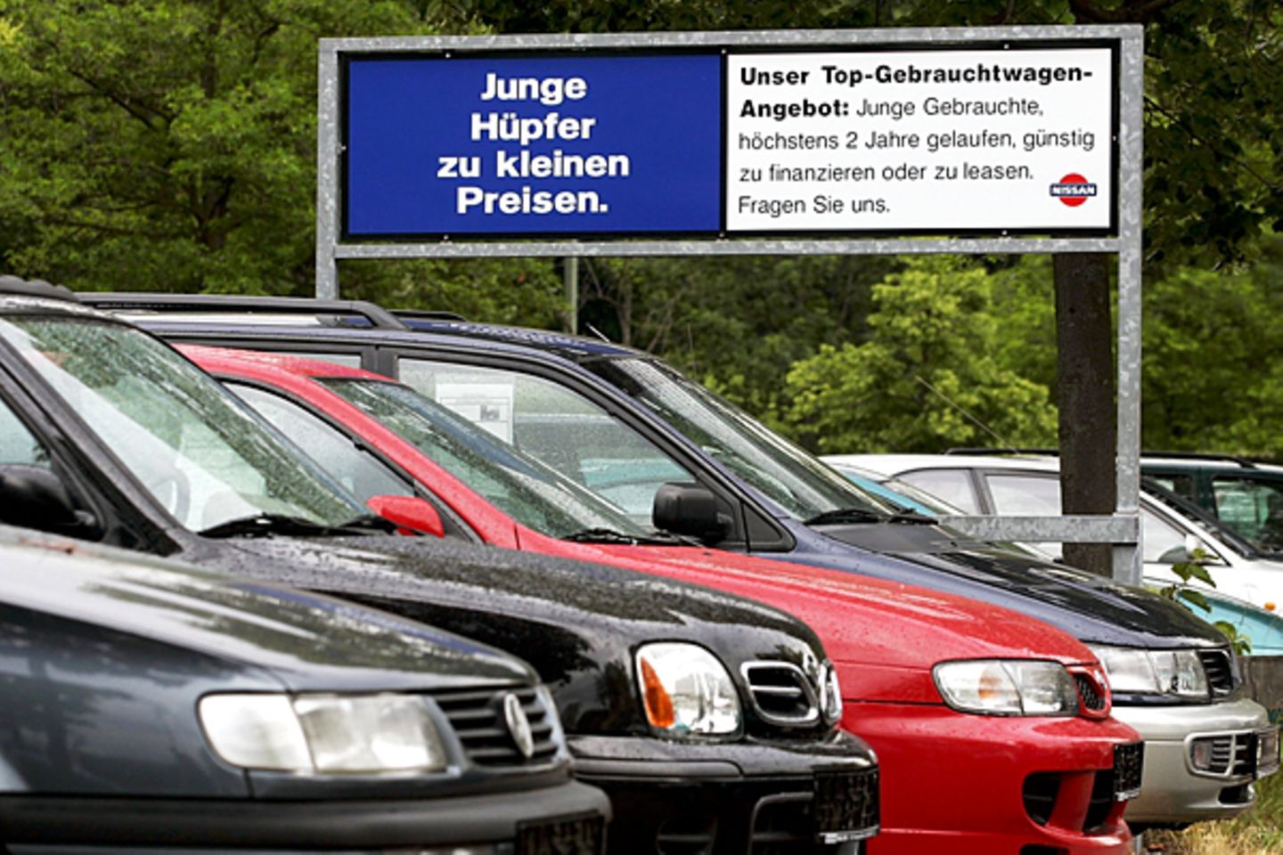 Serie Spritsparen, Teil 4: Geben Sie sich einen Ruck Zweiter Haken: Das Wechsel nach unten gelingt nur, wenn man sich ein anderes Auto kauft. Was nicht selten passiert: Über sieben Millionen jährlicher „Besitzumschreibungen“ plus eine gute Million privater Neuwagenkäufe laut Kraftfahrtbundesamt beweisen, das die Kaufentscheidung keine Theorie ist. Gerade wenn das Geld knapp ist, schrecken viele vor einem großen Schritt zurück. Sie sehen nur den Aufwand des Wechsels und verdrängen den allmonatlichen Aderlass im Portemonnaie Geben Sie sich einen Ruck Zweiter Haken: Das Wechsel nach unten gelingt nur, wenn man sich ein anderes Auto kauft. Was nicht selten passiert: Über sieben Millionen jährlicher „Besitzumschreibungen“ plus eine gute Million privater Neuwagenkäufe laut Kraftfahrtbundesamt beweisen, das die Kaufentscheidung keine Theorie ist. Gerade wenn das Geld knapp ist, schrecken viele vor einem großen Schritt zurück. Sie sehen nur den Aufwand des Wechsels und verdrängen den allmonatlichen Aderlass im Portemonnaie