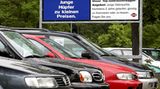 Geben Sie sich einen Ruck     Zweiter Haken: Das Wechsel nach unten gelingt nur, wenn man sich ein anderes Auto kauft. Was nicht selten passiert: Über sieben Millionen jährlicher „Besitzumschreibungen“ plus eine gute Million privater Neuwagenkäufe laut Kraftfahrtbundesamt beweisen, das die Kaufentscheidung keine Theorie ist. Gerade wenn das Geld knapp ist, schrecken viele vor einem großen Schritt zurück. Sie sehen nur den Aufwand des Wechsels und verdrängen den allmonatlichen Aderlass im Portemonnaie