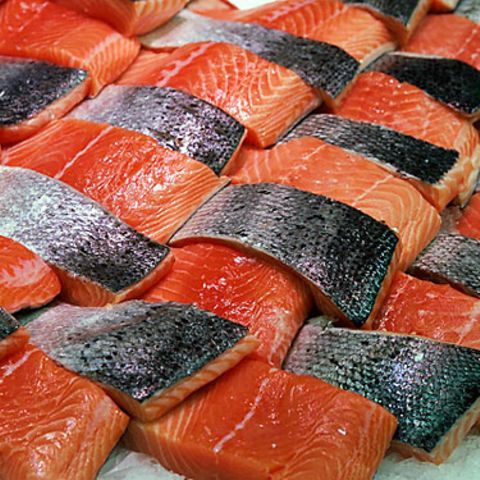 Zuchtlachs aus Norwegen in Schottland ist laut WWF annehmbar. Den aus Chile sollte man meiden: keine nachhaltige Zucht