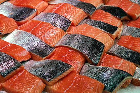 Zuchtlachs aus Norwegen in Schottland ist laut WWF annehmbar. Den aus Chile sollte man meiden: keine nachhaltige Zucht