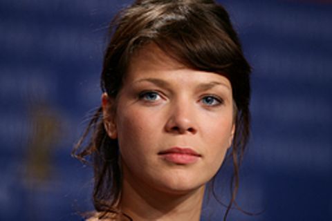 Jessica Schwarz auf der Berlinale-Pressekonferenz zu ihrem neuen Film "Der Rote Kakadu"