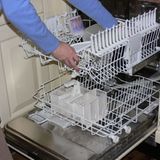 Spülmaschine    Prinzipiell ist es schon einmal gut, dass Sie überhaupt einen Geschirrspüler haben - die Maschinenwäsche ist günstiger als wenn Sie eine volle Ladung mit der Hand spülen. Der Grund: Sie verbrauchen mehr heißes Wasser, als das Gerät. Um aber wirklich einen Vorteil zu haben, sollten sie es auch auslasten: Den Geschirrspüler also niemals nur halb leer in Betrieb nehmen