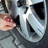 Pralle Reifen    Reifen haben einen Einfluss auf den Verbrauch, besonders Reifen mit zu niedrigem Luftdruck führen zu einem erhöhten Rollwiderstand und treiben den Verbrauch in die Höhe.   Es ist richtig, immer den korrekten Luftdruck in den Reifen zu haben. Nun denken einige: Viel hilft auch viel. Sie erhöhen den Luftdruck einfach weiter, damit prall gefüllte Reifen besonders wenig Widerstand bieten.   Von der Idee her, stimmt die Kalkulation bei niedrigen Geschwindigkeiten sogar. Aber dafür nimmt man nicht akzeptable Nachteile in Kauf. Laufeigenschaften, Bremsverhalten, Kurventreue: Alle Eigenschaften des Reifens leiden, wenn in ihm deutlich mehr Druck als vorgesehen herrscht. Überdies lässt die Laufleistung stark nach – die Spritersparnis wird durch schneller nötigen Reifenwechsel kompensiert.   Fazit: Ein Tipp aus der Rubrik "Ich bin schlauer als die doofe Industrie". Finger weg, das bringt nichts als Ärger! Wer es richtig machen will investiert in Leichtlaufreifen