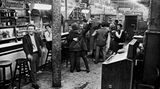 Die Fotos bleiben der Nachwelt erhalten - das Café Lehmitz an der Reeperbahn 22 musste dem unaufhaltbaren "Fortschritt" weichen. 1987 wurde es abgerissen.