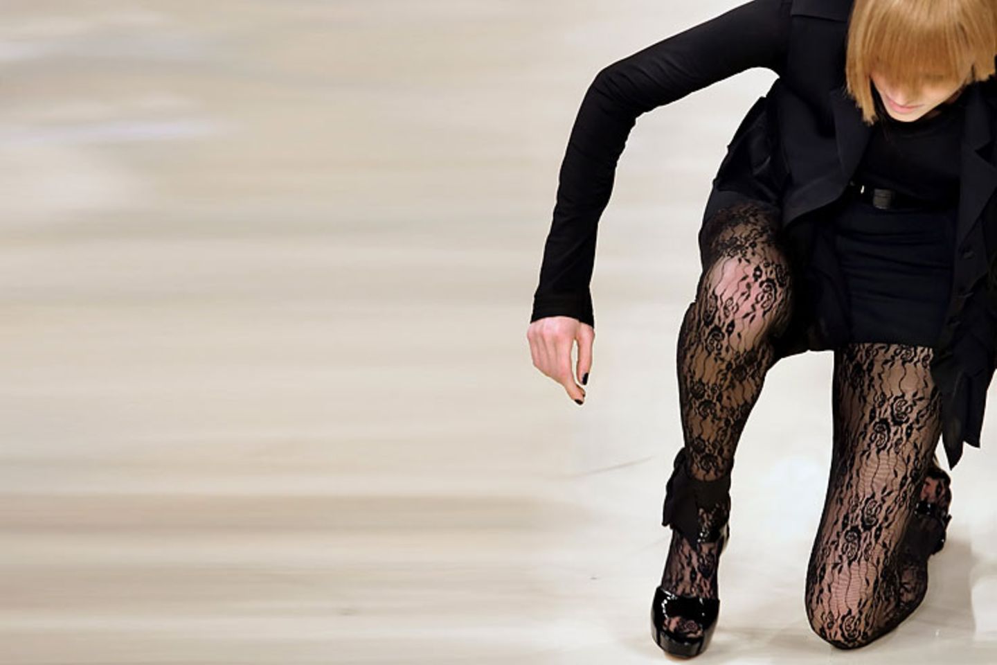 Nach dem Schock über den Sturz, kommt bei den Models der Ärger. Denn wie hier, bei der Präsentation von Karl Lagerfeld im Oktober 2006, zu fallen, gilt als grober Fauxpas. Viele Designer sehen die Schuld bei den Models, nicht beim Schuhwerk.