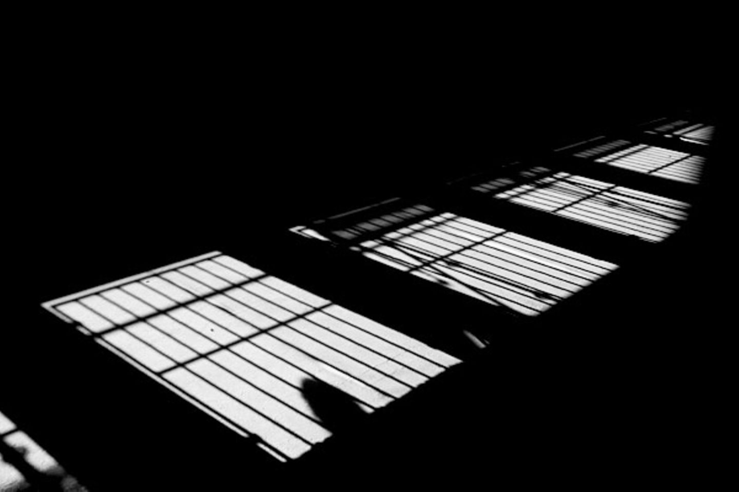 Fotostrecke: Der Gefängnisbetreiber: Corrections Corporation of America (CCA). ISIN: US22025Y4070 75.000 Häftlinge "betreut" CCA mit rund 17.000 Mitarbeitern in mehr als 60 Gefängnissen. 44 Anlagen sind im Besitz des Konzerns. Damit ist CCA der fünftgrößte Gefängnisbetreiber in den USA. Der Bedarf an Gefängnissen ist groß, das Geschäft konjunkturunabhängig Der Gefängnisbetreiber: Corrections Corporation of America (CCA). ISIN: US22025Y4070 75.000 Häftlinge "betreut" CCA mit rund 17.000 Mitarbeitern in mehr als 60 Gefängnissen. 44 Anlagen sind im Besitz des Konzerns. Damit ist CCA der fünftgrößte Gefängnisbetreiber in den USA. Der Bedarf an Gefängnissen ist groß, das Geschäft konjunkturunabhängig