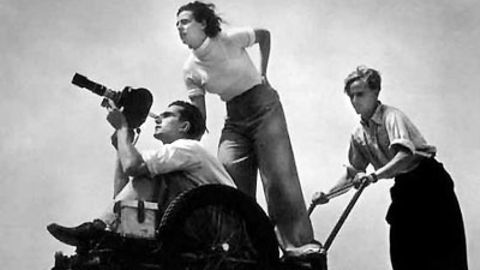 Leni Riefenstahl, ihr Chefkameramann Walter Frentz und ein Helfer bei den Dreharbeiten zu dem Olympia-Zweiteiler 1936