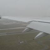 Landeanflug  Während des Fluges liegt der Airbus wie ein Brett in der Luft: keine Turbulenzen, Vibrationen, kaum Triebwerksgeräusche. Kurz vor Paris durchstößt er die Wolkendecke und setzt nach knapp zwei Stunden zum Sinkflug auf den Flughafen Charles des Gaulle an, wo die erste A380 von Air France sehnsüchtig erwartet wird