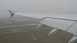 Landeanflug  Während des Fluges liegt der Airbus wie ein Brett in der Luft: keine Turbulenzen, Vibrationen, kaum Triebwerksgeräusche. Kurz vor Paris durchstößt er die Wolkendecke und setzt nach knapp zwei Stunden zum Sinkflug auf den Flughafen Charles des Gaulle an, wo die erste A380 von Air France sehnsüchtig erwartet wird