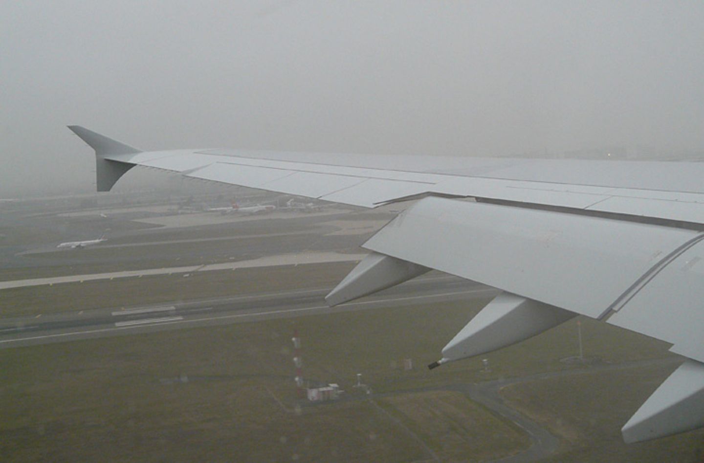 Landeanflug  Während des Fluges liegt der Airbus wie ein Brett in der Luft: keine Turbulenzen, Vibrationen, kaum Triebwerksgeräusche. Kurz vor Paris durchstößt er die Wolkendecke und setzt nach knapp zwei Stunden zum Sinkflug auf den Flughafen Charles des Gaulle an, wo die erste A380 von Air France sehnsüchtig erwartet wird
