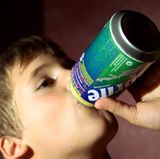 Auch nach einer Prüfung kann die Zuckerkonzentration im Blut absacken. Ihr Kind sollte nach dem Test seinen Blutzucker messen und bei Bedarf etwas essen oder trinken, das der Körper schnell verwerten kann: Traubenzucker, Limo oder Cola sind richtig. Light-Getränke und Diätprodukte sind falsch, sie enthalten keinen echten Zucker