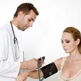 Arztbesuch    Für Praxisbesuche gilt die gleiche Regelung wie bisher: Die Kasse zahlt, der Patient muss einmal im Quartal die Praxisgebühr von zehn Euro berappen. Hat er eine Überweisung dabei, kann er sich die zehn Euro sparen