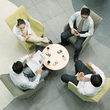 "Die Männer setzen sich möglichst breitbeinig hin und beanspruchen daher schon mal 3/4 des Platzes für sich - da bleibt uns Frauen doch gar nichts anderes übrig", nörgelt Leonie E.