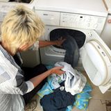 Wäschetrockner    Wäschetrockner sind wahre Stromkiller. Kostenlos ist hingegen das Trocknen im Freien oder auf dem Trockenboden. Da dies aber bei vielen Wohnungen nicht möglich ist, empfielt das Umweltbundesamt folgenden Trick: Wäsche kann sogar im Winter, oder bei fehlendem Trockenboden mit wenig Energie getrocknet werden, wenn man sie im Keller - oder einem anderen geeigneten Raum - auf den Wäscheständer hängt und einen 25-Watt-Ventilator (gibt es schon für 10 Euro) so aufstellt, dass die Luft zwischen den Wäschestücken hindurchstreicht und diese leicht bewegt. Dabei gibt die Wäsche das Wasser an die vorbeiströmende Luft ab. Je nach Stoffdicke ist dann die Wäsche meist schon nach wenigen Stunden trocken