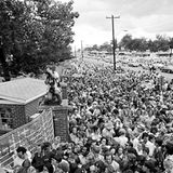 Elvis Presley    Sein Tod löste eine ähnliche Bestürzung aus wie der von Michael Jackson 32 Jahre später: Als der "King of Rock'n'Roll" am 16. August 1977 verschied, starb das Jugendidol von Millionen. Und ähnlich wie aktuell beim "King of Pop" sprossen auch damals die Verschwörungstheorien wie Pilze aus dem Boden - der "King" sei gar nicht tot. Sein 1957 in Memphis gekauftes Anwesen "Graceland" wurde nach seinem Tod zur Pilgerstätte für Elvis-Fans aus aller Welt - ähnliches dürfte nun mit der "Neverland"-Ranch geschehen