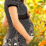 Je größer der Bauch wird, desto mehr gehen Schwangere ins Hohlkreuz. Die Wirbelsäule verkrümmt sich und die Rumpfmuskeln verkrampfen. Die Folge: Das Kreuz tut weh. Entlasten Sie Ihren Rücken. Benutzen Sie möglichst oft einen Stehhocker. Und kippen Sie Ihr Becken immer wieder nach vorne.