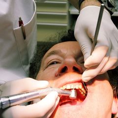Mit Ultraschall, Pulverstrahl und Polierpaste gereinigt, glänzt das Gebiss bald wie neu
