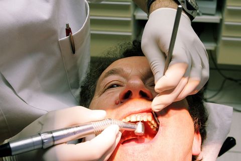 Mit Ultraschall, Pulverstrahl und Polierpaste gereinigt, glänzt das Gebiss bald wie neu
