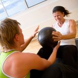 Nach der Geburt dauert es, bis sich das Körpergewebe wieder festigt. Rund sechs Wochen danach können Sie mit der so genannten Rückbildungsgymnastik beginnen. Sie kräftigt vor allem die Muskeln an Bauch und Beckenboden. Ihre Rumpfmuskeln sollten Sie erst nach etwa vier Monaten intensiv trainieren.