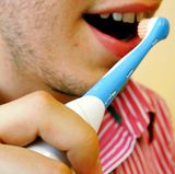 Falls es Ihnen schwer fällt, Ihre Zähne optimal mit einer Handzahnbürste zu reinigen, legen Sie sich eine elektrische Zahnbürste zu, um Ihre Zähne wirklich gründlich zu putzen. Aber auch die Benutzung der elektrischen Zahnbürste will gelernt sein. Lassen Sie sich von Ihrem Zahnarzt beraten.