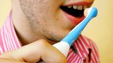 Falls es Ihnen schwer fällt, Ihre Zähne optimal mit einer Handzahnbürste zu reinigen, legen Sie sich eine elektrische Zahnbürste zu, um Ihre Zähne wirklich gründlich zu putzen. Aber auch die Benutzung der elektrischen Zahnbürste will gelernt sein. Lassen Sie sich von Ihrem Zahnarzt beraten.