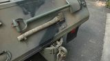 Wenn es ins Gelände geht dürfen Axt und Spaten nicht fehlen. Die Wagen werden von den Kunden in den verschiedensten Gebieten eingesetzt. Tourismusbranche, Jagd, Hilfsorganisation oder Freizeitgestaltung - überall finden die Oldies ihre Abnehmer. Alle Autos sind übrigens Benziner und somit an die klimatischen Bedingungen in Nordeuropa angepasst. Diesel kann bei Minustemperaturen verfolgen, was für das Militär ein undenkbarer Zustande wäre