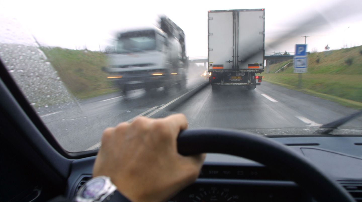 Auf 180: Ob Stop-and-Go oder stundenlanges Rasen - Autofahren hat ein erhebliches Stresspotenzial, dessen Auswirkungen täglich auf der Straße zu besichtigen sind