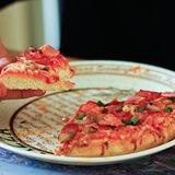 René R. aus Dresden sieht das ganz nüchtern: "Obst und Gemüse sind durchaus schmackhaft und lecker, aber ungesundes Fast Food ist günstiger und bequemer. Bevor ich eine halbe Stunde lang einen Obstsalat zubereite, schiebe ich eine Pizza in den Ofen und kann in der Zwischenzeit noch was anderes erledigen." Es gebe zu viele Burgerläden und zu wenige Obststände mit Drive In