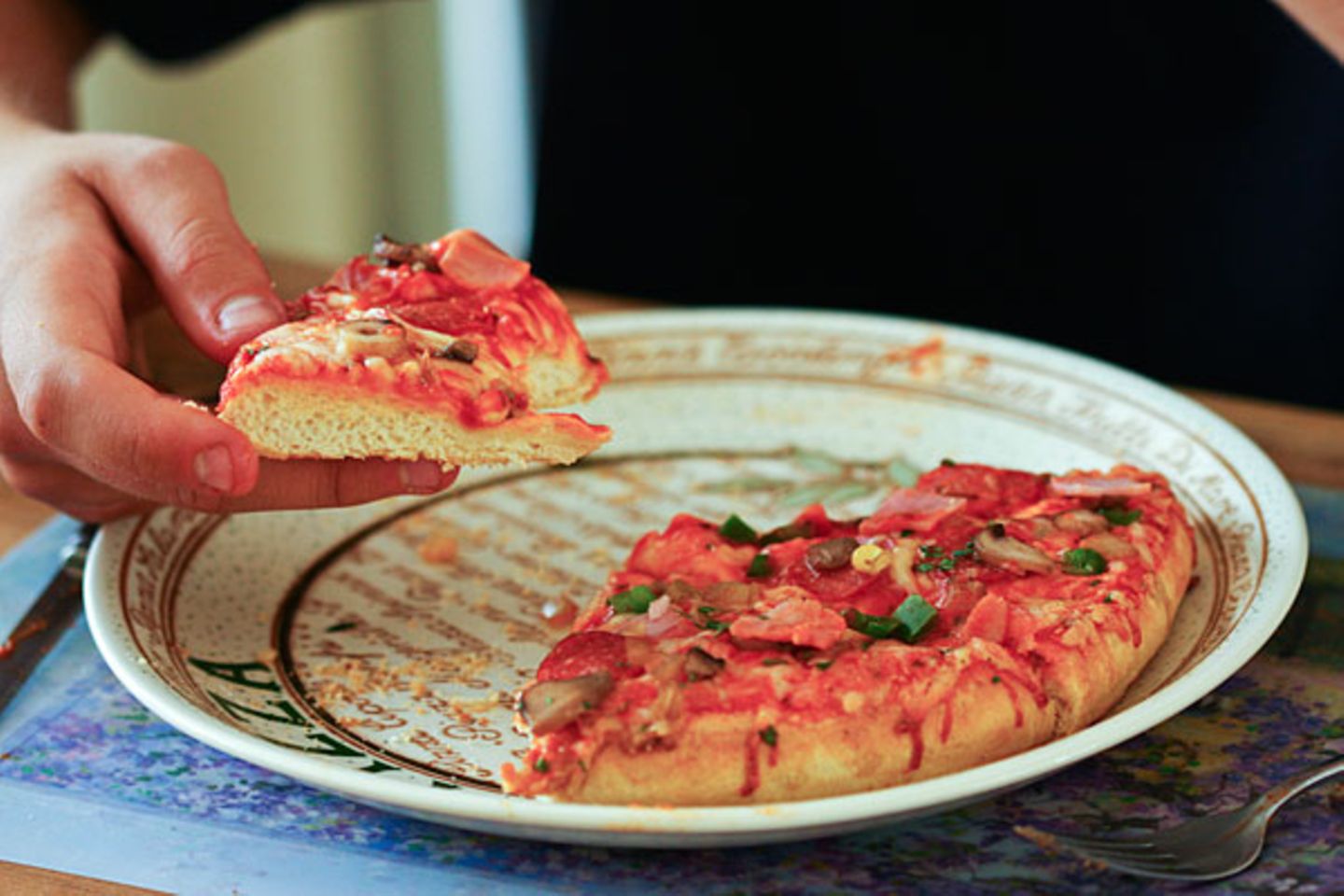 René R. aus Dresden sieht das ganz nüchtern: "Obst und Gemüse sind durchaus schmackhaft und lecker, aber ungesundes Fast Food ist günstiger und bequemer. Bevor ich eine halbe Stunde lang einen Obstsalat zubereite, schiebe ich eine Pizza in den Ofen und kann in der Zwischenzeit noch was anderes erledigen." Es gebe zu viele Burgerläden und zu wenige Obststände mit Drive In