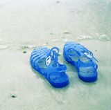 Wassersandalen schützen Sie beim Baden im Freien vor Steinchen und scharfkantigen Muscheln