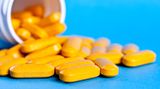 Verzichten Sie möglichst auf Nahrungsergänzungsmittel wie Vitaminpräparate. Ernähren Sie sich ausgewogen: Nährstoffe aus natürlicher Nahrung sind viel wirksamer als hoch dosierte, künstliche Vitamine und Mineralstoffe