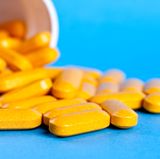 Verzichten Sie möglichst auf Nahrungsergänzungsmittel wie Vitaminpräparate. Ernähren Sie sich ausgewogen: Nährstoffe aus natürlicher Nahrung sind viel wirksamer als hoch dosierte, künstliche Vitamine und Mineralstoffe