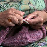 Ein Pulli aus dem besten Freund des Menschen     In Gedenken an seine verstorbenen Hunde hat sich ein britisches Ehepaar zwei Pullover aus dem Fell ihrer geliebten Vierbeiner gestrickt. Beth und Brian Willis aus dem nordenglischen Newcastle wärmen sich seit dem Tod ihrer beiden Rassehunde mit einem weißen und einem braunen Pullover, berichteten mehrere britische Zeitungen. "Manche Leute denken, das ist eklig, aber für uns ist das ziemlich normal", sagte die 71- jährige Beth Willis. Ihr 73 Jahre alter Mann lobte, sein Spezialpullover sei vor allem wasserdicht und halte ihn bei jedem Wetter warm. Seine Frau hatte das erste gute Stück aus den Haaren ihres weißen Samojede-Hundes "Kara" gestrickt, die sie zuvor zu Wolle spinnen ließ. Die Idee kam ihr, als sie Prinzessin Diana mit einer Stola aus Hundehaar gesehen hatte.