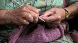 Ein Pulli aus dem besten Freund des Menschen     In Gedenken an seine verstorbenen Hunde hat sich ein britisches Ehepaar zwei Pullover aus dem Fell ihrer geliebten Vierbeiner gestrickt. Beth und Brian Willis aus dem nordenglischen Newcastle wärmen sich seit dem Tod ihrer beiden Rassehunde mit einem weißen und einem braunen Pullover, berichteten mehrere britische Zeitungen. "Manche Leute denken, das ist eklig, aber für uns ist das ziemlich normal", sagte die 71- jährige Beth Willis. Ihr 73 Jahre alter Mann lobte, sein Spezialpullover sei vor allem wasserdicht und halte ihn bei jedem Wetter warm. Seine Frau hatte das erste gute Stück aus den Haaren ihres weißen Samojede-Hundes "Kara" gestrickt, die sie zuvor zu Wolle spinnen ließ. Die Idee kam ihr, als sie Prinzessin Diana mit einer Stola aus Hundehaar gesehen hatte.